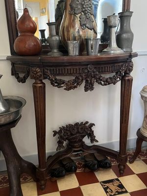une table sur laquelle se trouvent un miroir et des vases