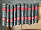 une pile de livres posée sur un carton