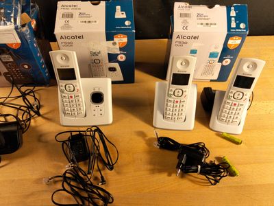 Lot composé de 4 packs de téléphones fixes.