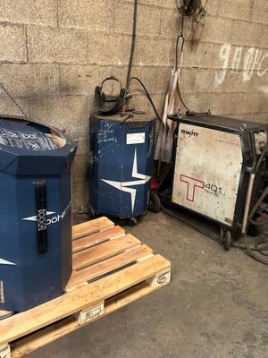 une glacière bleue posée sur une palette dans un garage