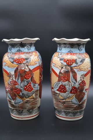 Paire vases Satsuma modernes. H 31 cm