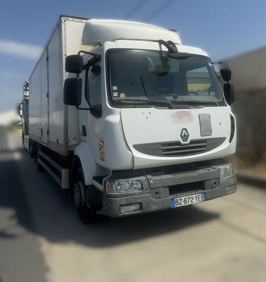 un camion qui roule sur la route en journée