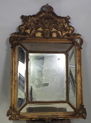 un miroir accroché au mur de la pièce