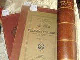 trois livres posés sur une table l'un à côté de l'autre