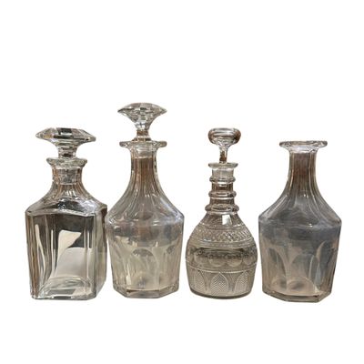Un lot de quatre carafes en cristal taillé, donc une sans bo…