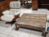 deux chaises et une table basse dans une pièce