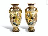 paire de vases ornés de scènes orientales sur fond blanc