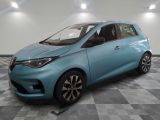 une photo d'une voiture bleue dans un showroom