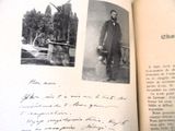 un livre ouvert avec l'image d'un homme et d'un chien