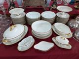 plusieurs assiettes et bols sur une table avec une nappe rouge