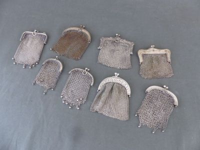 six pochettes en maille métallique argentée sur fond bleu