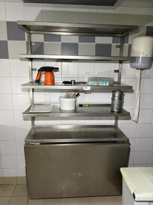 une cuisine équipée d'une cuisinière, d'un évier et d'un lave-vaisselle