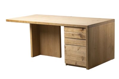 une image représentant un bureau en bois muni de trois tiroirs