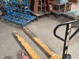 de nombreuses palettes entreposées dans un entrepôt
