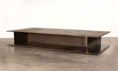 une photo d'une table basse avec une étagère au milieu