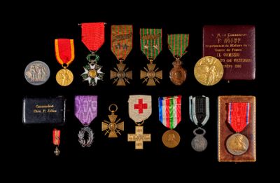 un assortiment de médailles est présenté sur un fond noir