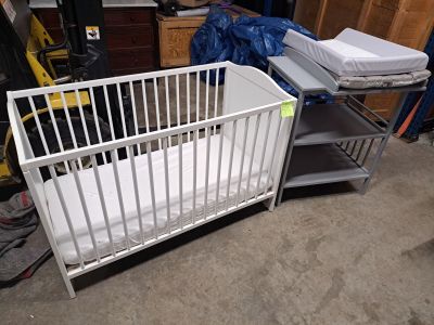 un lit de bébé au milieu d'une chambre en désordre