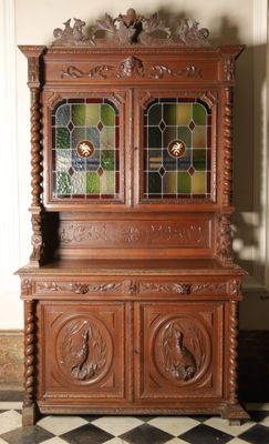 une armoire en bois avec une porte vitrée et un sol à carreaux noirs et blancs