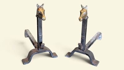 une paire de serre-livres en forme de tête de cheval, en métal, sur fond blanc
