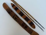 deux baguettes en bois et une paire de baguettes posées sur une surface blanche