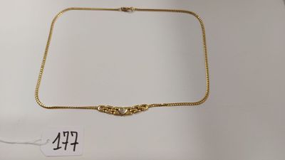 un collier en or orné d'un nœud et muni d'une étiquette de prix