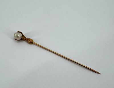 Epingle à cravate à motif d'une griffe tenant une perle baro…