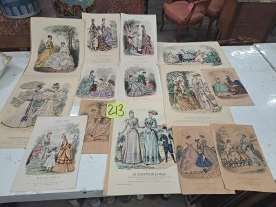 de nombreux vêtements à l'ancienne exposés sur une table