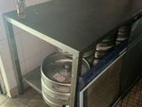 une petite table sur laquelle est posé un fût, dans une cuisine