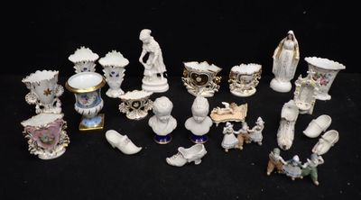 un grand nombre de figurines posées sur une table