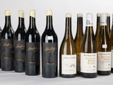 six bouteilles de vin sont alignées sur une table