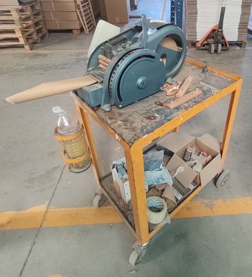 une machine posée sur un chariot dans un entrepôt