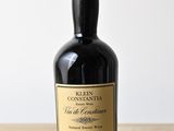 une bouteille de vin posée sur une table