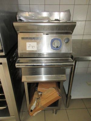 des fours en acier inoxydable dans une cuisine professionnelle disposant de nombreux plans de travail