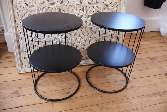 Deux chevets métal laqué noir à trois tablettes