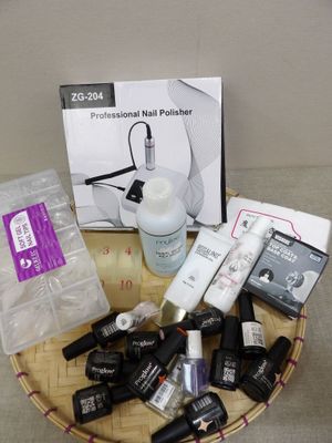 une photo d'un panier contenant des vernis à ongles et des produits de soin pour les ongles