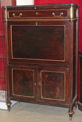 une armoire en bois surmontée d'un miroir, dans une pièce
