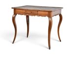 une table en bois avec un plateau en marbre sur fond blanc