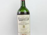 une image d'une bouteille de vin sur fond blanc