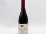 une bouteille de vin posée sur une table