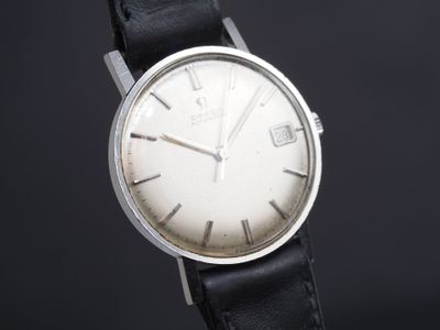 une image d'un gros plan d'une montre-bracelet sur une surface noire