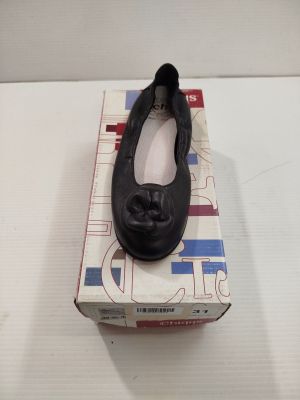 une boîte sur laquelle est posée une paire de chaussures noires