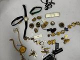 beaucoup de bijoux en or et en argent sur une table