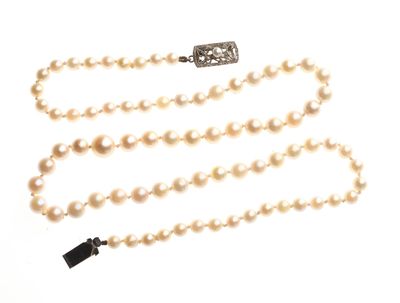 COLLIER de PERLES de culture en chute, fermoir en métal arge…