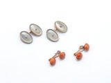 un ensemble composé de trois paires de boutons de manchette et d'une paire de boucles d'oreilles