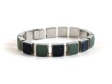 gros plan d'un bracelet sur une surface blanche