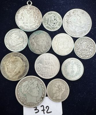 un tas de pièces d'argent posées sur une surface noire