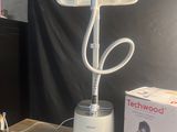 une table sur laquelle est posée une lampe
