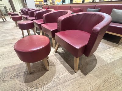 Lot de 10 fauteuils en simili-cuir lie de vin On y joint 5 p…