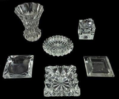 plusieurs morceaux de verre sont disposés sur une surface noire