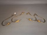 deux paires de boucles d'oreilles plaquées or ornées de feuilles